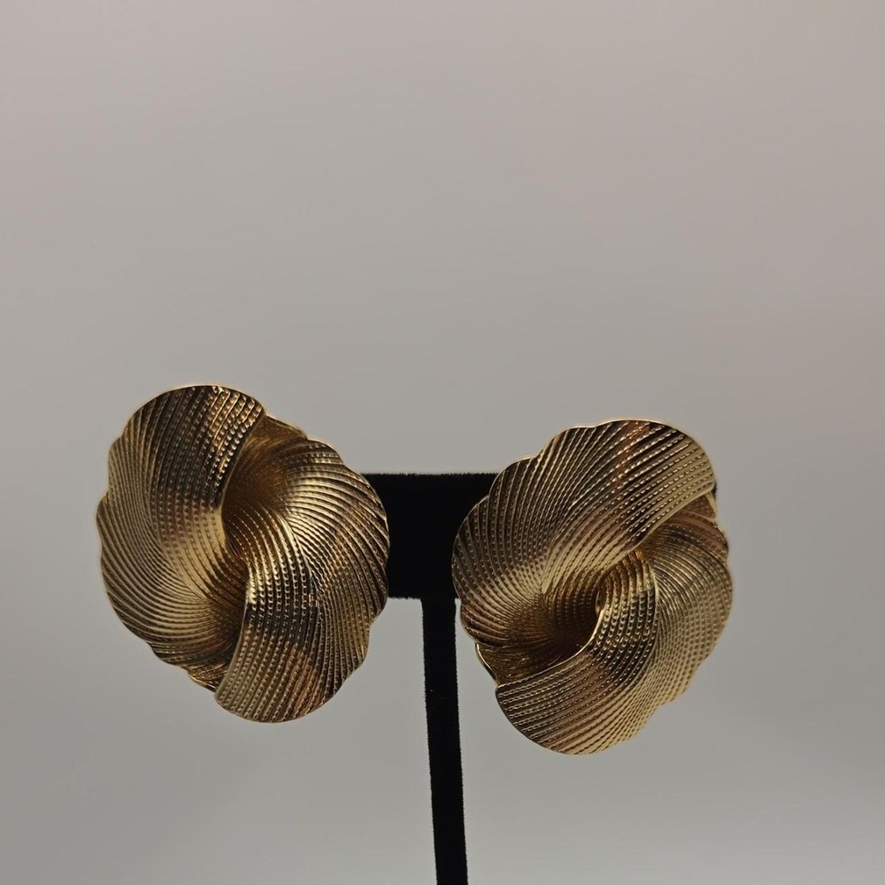Vintage gold clip on texture ribbed clip on earrings